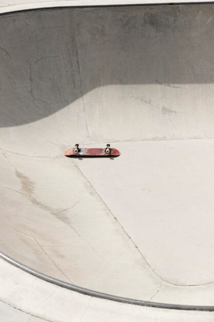Oud skateboard met hoge hoek