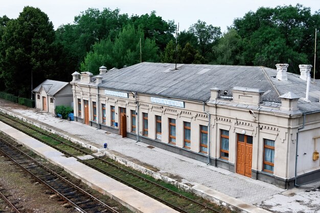 Oud treinstation met spoorwegen ervoor