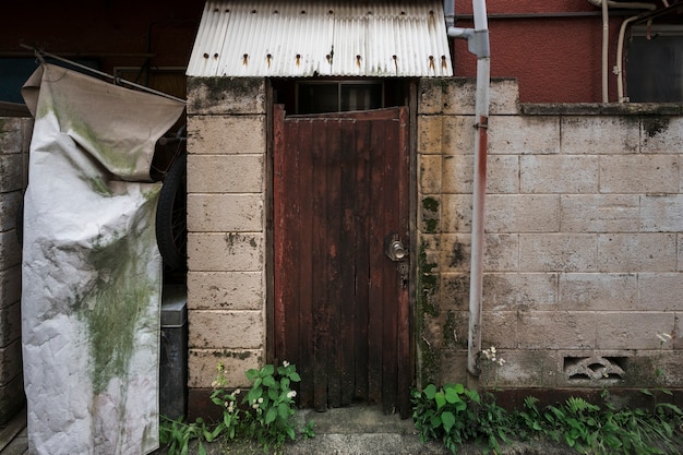 Oud verlaten huis met verrotte deur