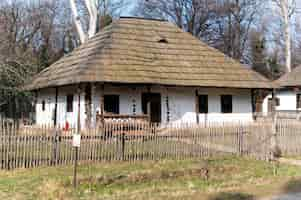 Gratis foto oud woongebouw in dorpsmuseum in boekarest, roemenië