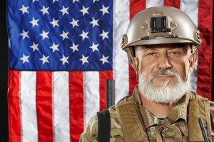 Gratis foto oude amerikaanse officier met vlag achter