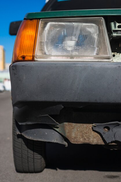 Oude auto met gebroken bumper