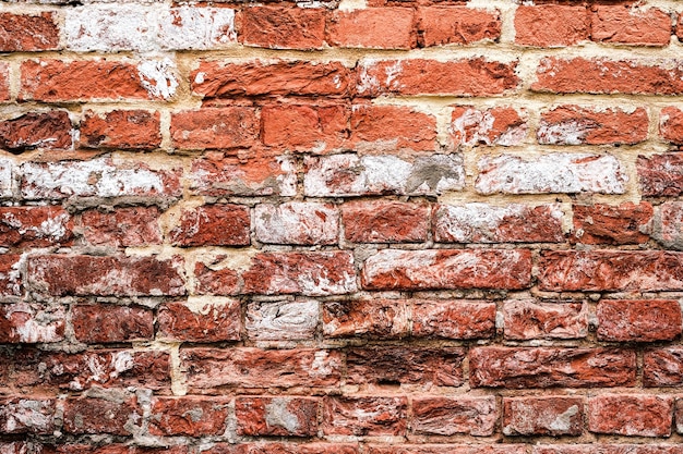 Oude bakstenen muur Grunge achtergrond Donkerrode oude bakstenen muur achtergrond geërodeerd door de tijd en natuurlijke baksteentextuur