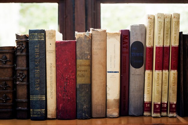 Oude boeken gerangschikt op de plank