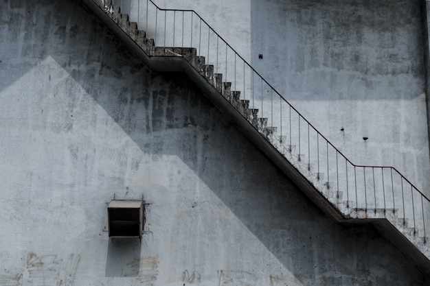 Oude buiten betonnen trap