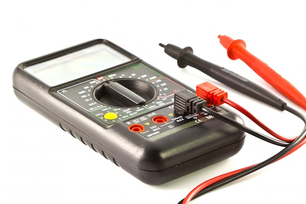 Oude digitale multimeter geïsoleerd op een witte achtergrond