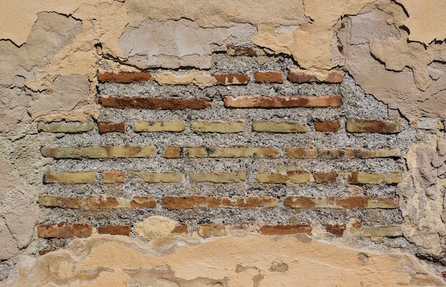 Oude en verweerde bakstenen muur