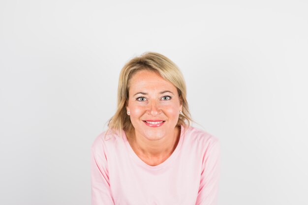 Oude gelukkige vrouw in roze blouse