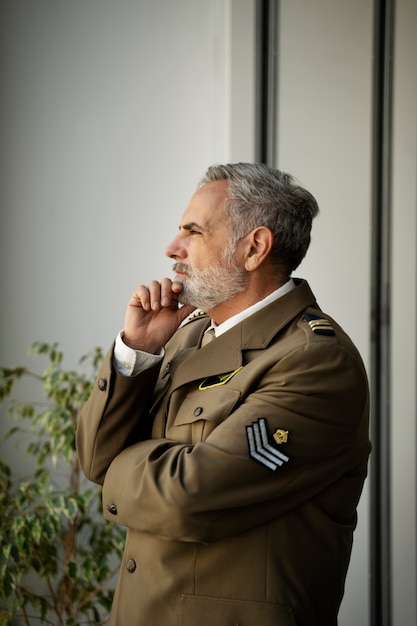 Gratis foto oude generaal in uniform zijaanzicht