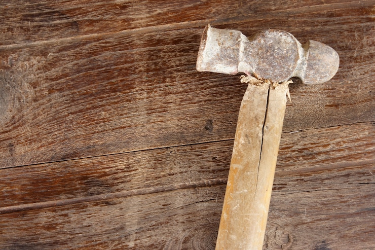 Gratis Foto oude hamer op houten achtergrond