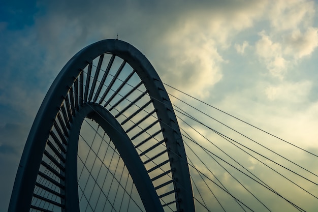 Gratis foto oude ijzeren brug bij zonsondergang