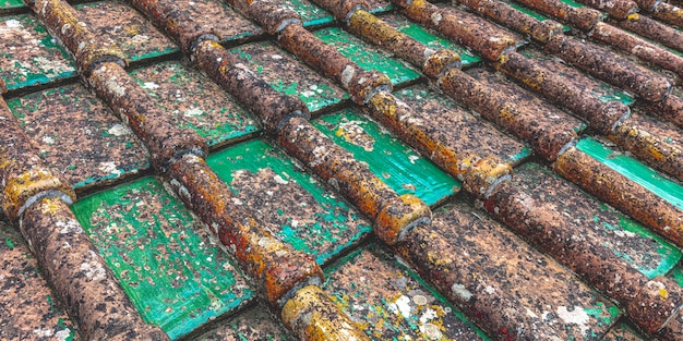 Oude keramische dakpannen versleten door de tijd