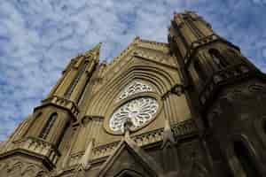 Gratis foto oude kerk met lucht op de achtergrond