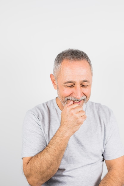 Oude lachende man in t-shirt