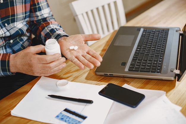 Oude man met laptop.