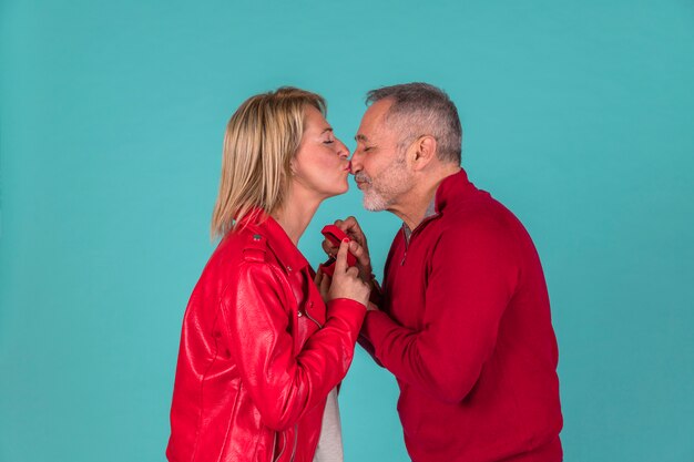 Oude man met sieraden doos zoenen met vrouw