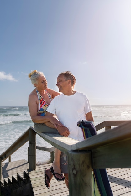 Gratis foto oude mensen aan zee vol shot