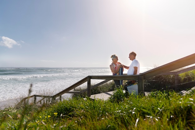 Gratis foto oude mensen aan zee zijaanzicht