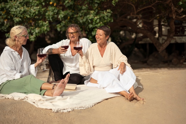 Oude mensen die plezier hebben op het strand