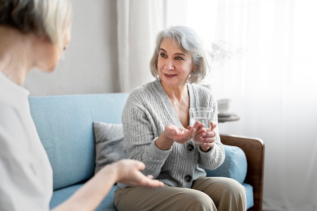 Oude patiënt die lijdt aan parkinson