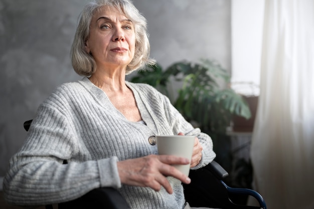 Gratis foto oude patiënt die lijdt aan parkinson