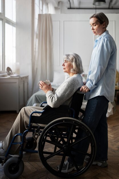 Oude patiënt die lijdt aan parkinson