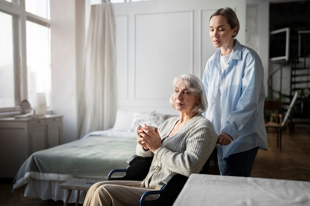 Gratis foto oude patiënt die lijdt aan parkinson