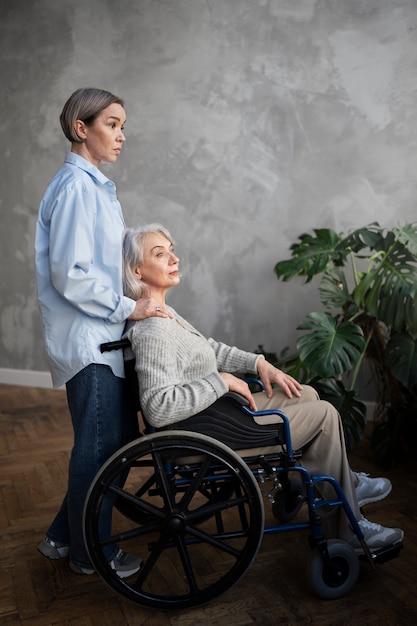 Gratis foto oude patiënt die lijdt aan parkinson