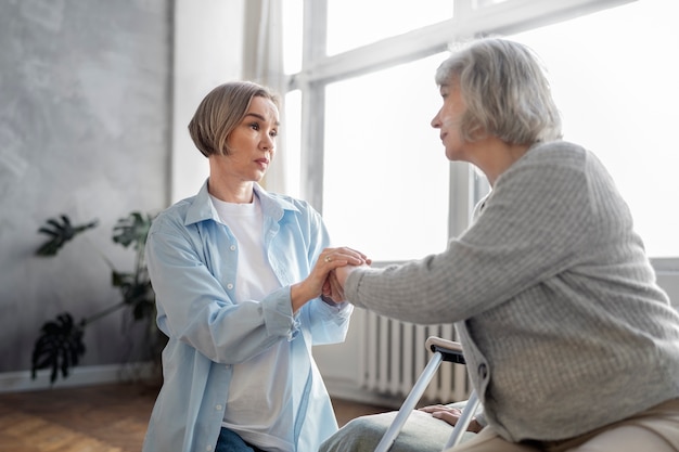 Oude patiënt die lijdt aan parkinson