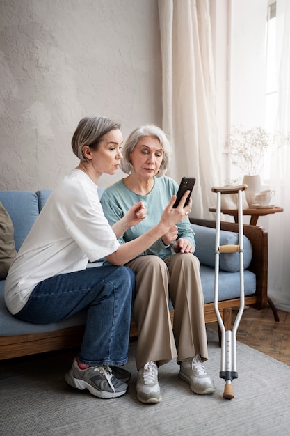 Gratis foto oude patiënt die lijdt aan parkinson