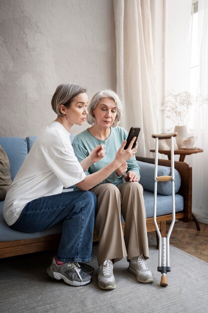 Oude patiënt die lijdt aan parkinson