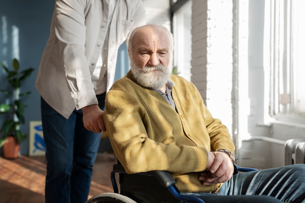 Gratis foto oude patiënt die lijdt aan parkinson