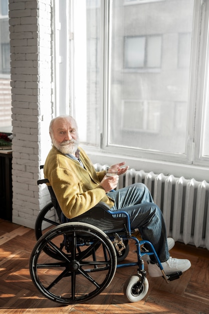 Gratis foto oude patiënt die lijdt aan parkinson