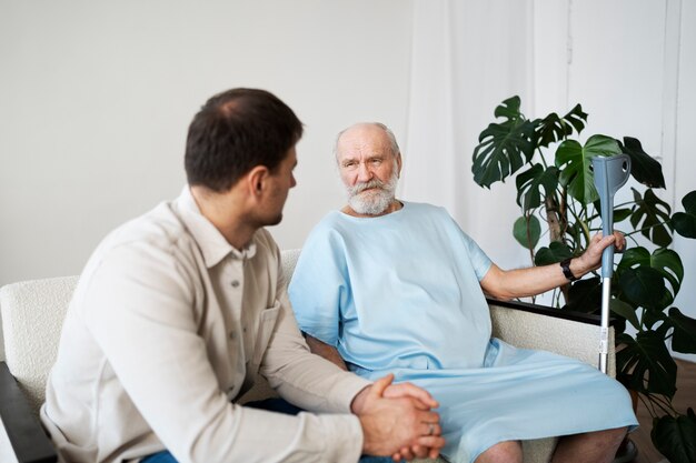 Oude patiënt die lijdt aan parkinson