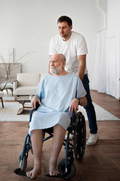 Oude patiënt die lijdt aan parkinson