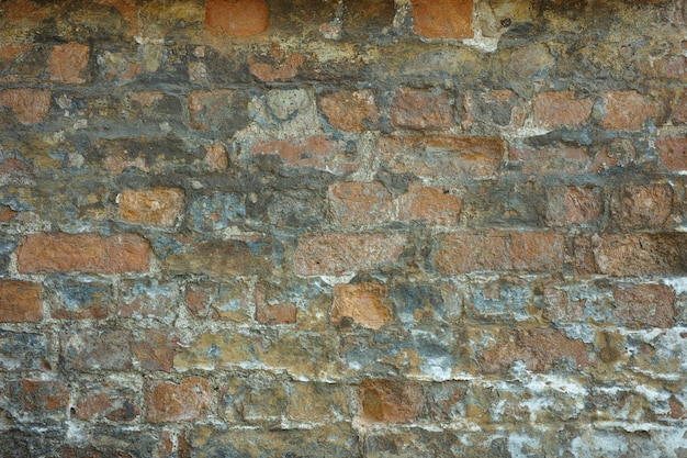 Oude peeling bakstenen muur