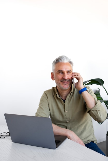 Gratis foto oude persoon die technologie leert gebruiken