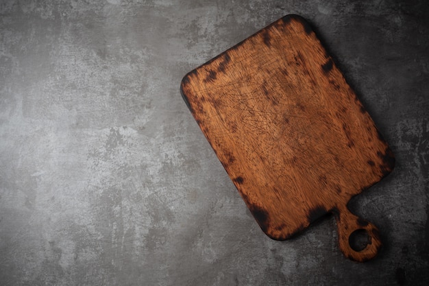 Oude snijplank op tafel.