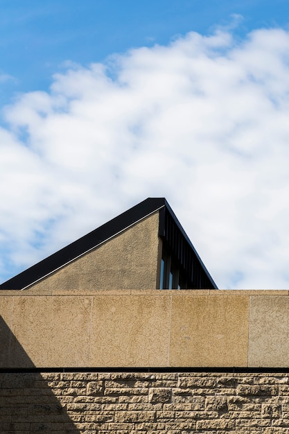 Oude stenen gebouw met blauwe hemel