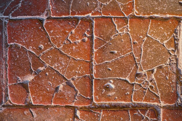 Oude stenen tegels op de vloer van het kasteel gebarsten terracotta tegels idee voor een achtergrond of screensaver vernietiging en gebruik van natuurlijke materialen