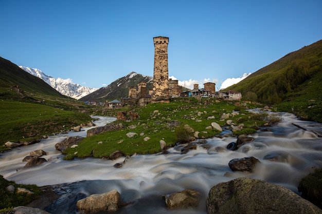 Gratis foto oude toren in natuurlijk landschap