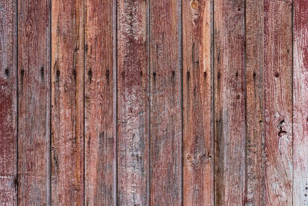 Oude, verweerde en verouderde houten deur met lijnen en scheuren