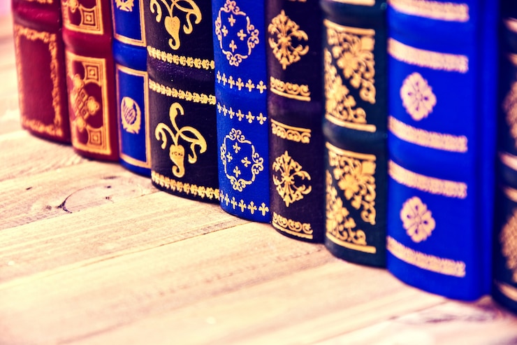 Gratis Foto oude vintage retro boeken op de houten tafel.