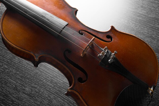 Oude viool op een zwarte achtergrond