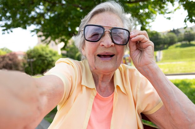 Oude vrouw die alleen reist in de zomer