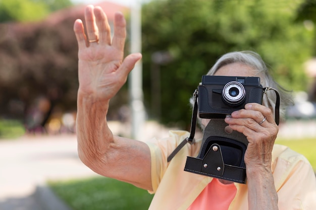 Oude vrouw die alleen reist in de zomer