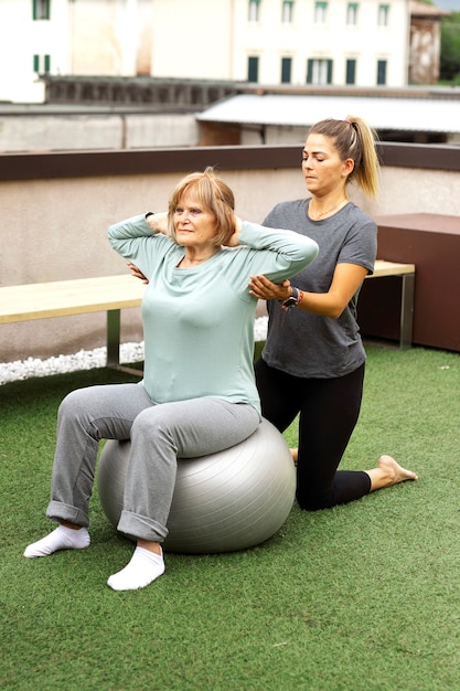 Oude vrouw die fitnessoefeningen doet