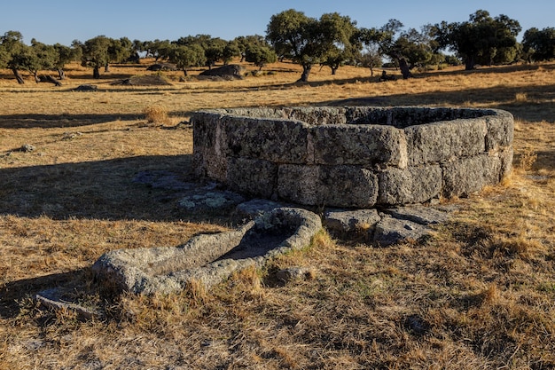 Oude waterput in de Dehesa de la Luz, Extremadura, Spanje