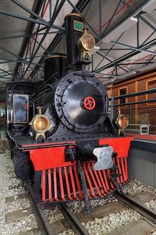 Oude zwarte locomotief op rails