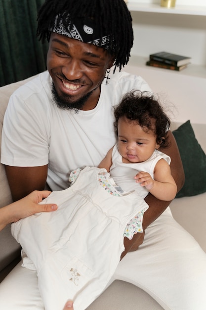 Gratis foto ouder die tijd doorbrengt met baby